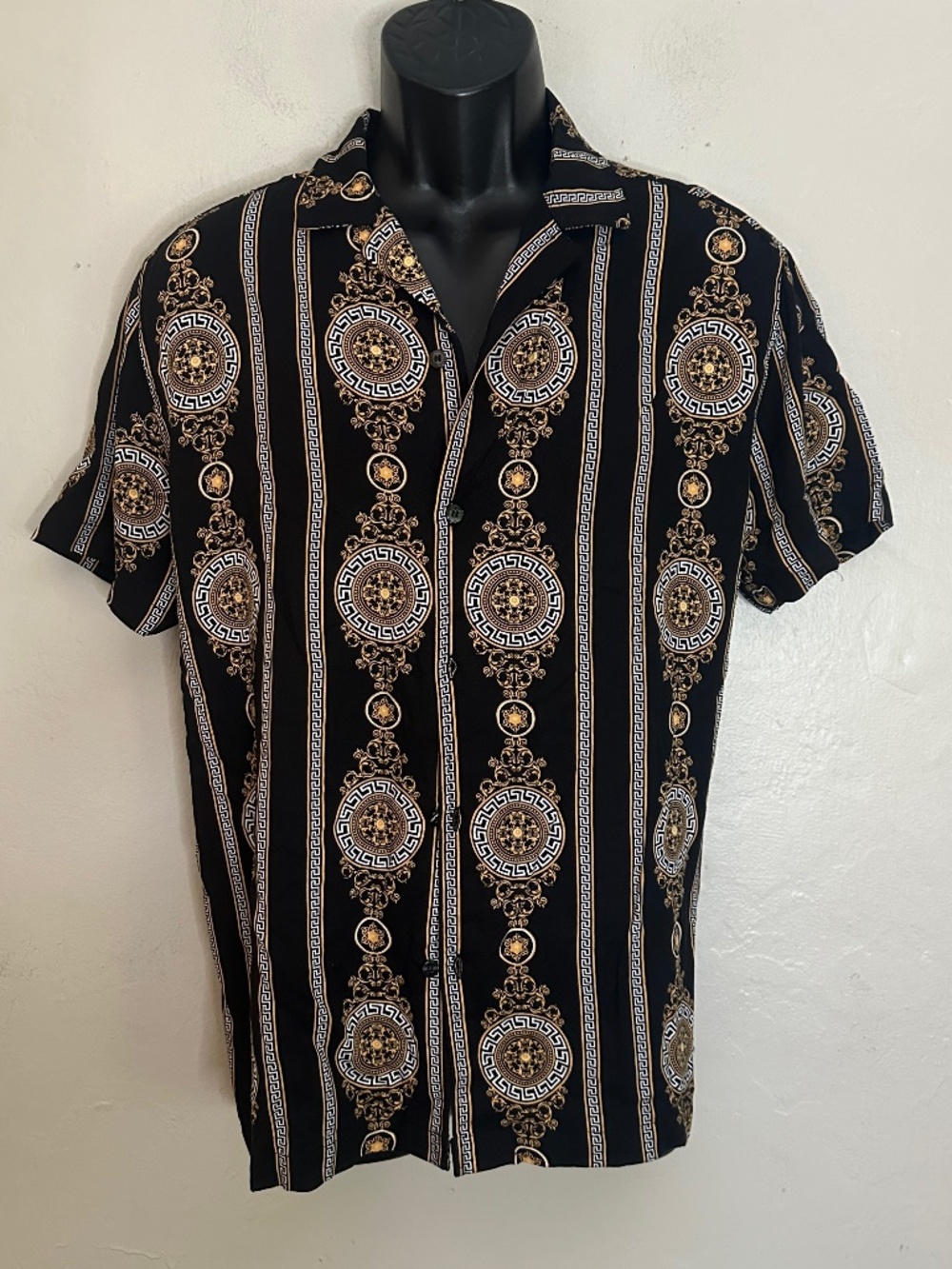 Level Ten Baroque Short Sleeve Shirt Small Gently worn 100% rayon 21" armpits